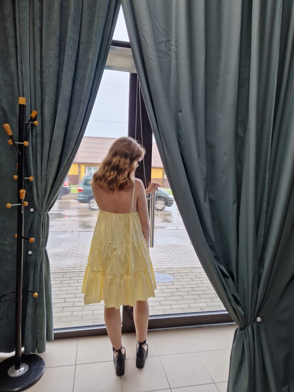 Suknelė su petnešėlėmis ,,Mėnulis ir saulė''.