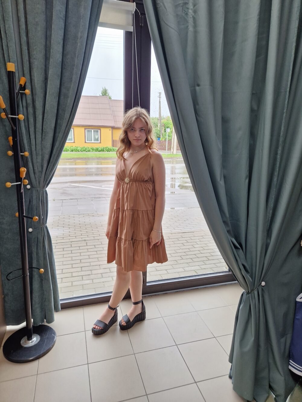 Suknelė su petnešėlėmis ,,Mėnulis ir saulė''.