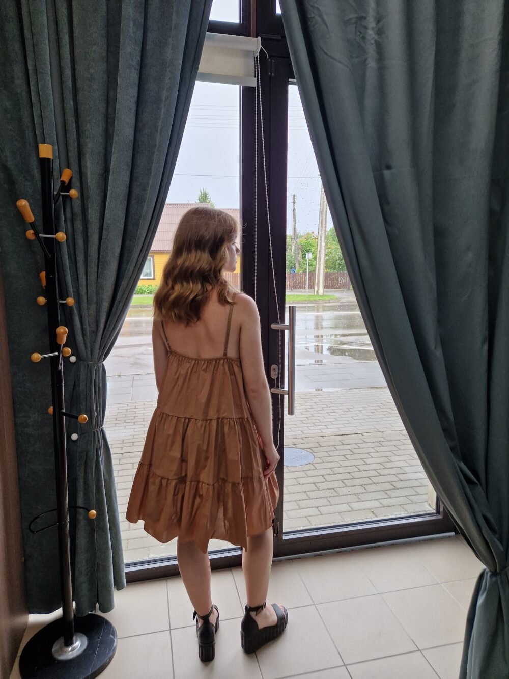 Suknelė su petnešėlėmis ,,Mėnulis ir saulė''.