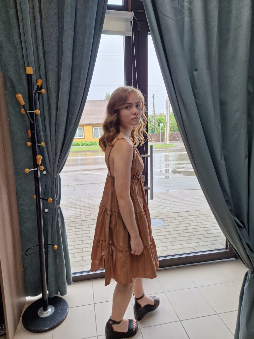 Suknelė su petnešėlėmis ,,Mėnulis ir saulė''.