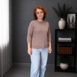 Kapučino ažūrinė megzta palaidinė su angora, vaizdas iš priekio
