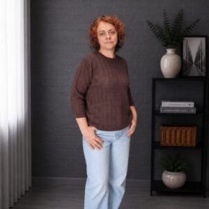 Šokoladinė ruda ažūrinė megzta palaidinė su angora, vaizdas iš priekio