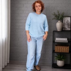 Šviesiai mėlyna ažūrinė megzta palaidinė su angora, vaizdas iš priekio