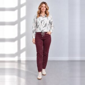 Bordo Mom Fit džinsai su marga palaidine, vaizdas iš priekio