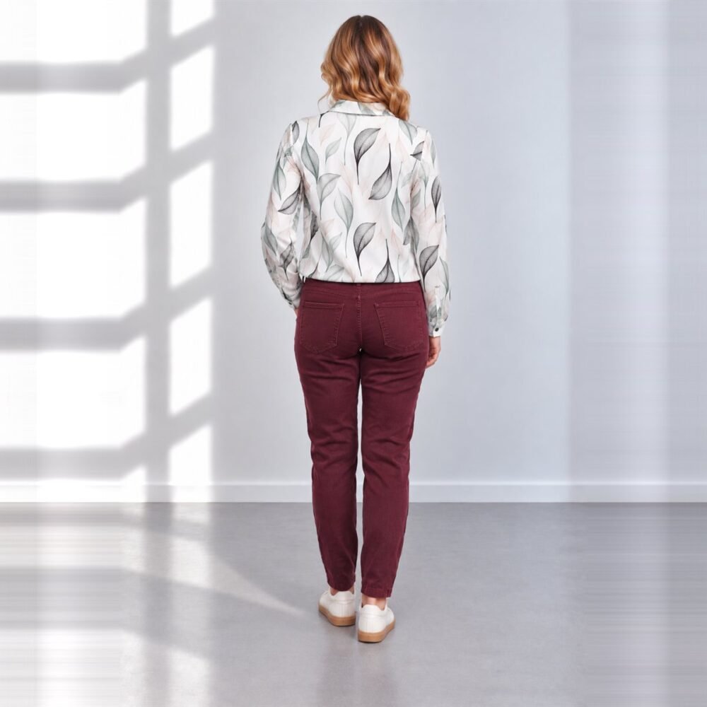 Bordo Mom Fit džinsai su marga palaidine, vaizdas iš nugaros