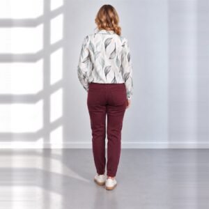 Bordo Mom Fit džinsai su marga palaidine, vaizdas iš nugaros